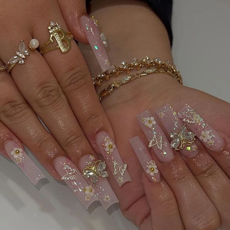 Glamouröses Kunstnagelset mit 3D-Schleifen und Glitzersteinen Brehn