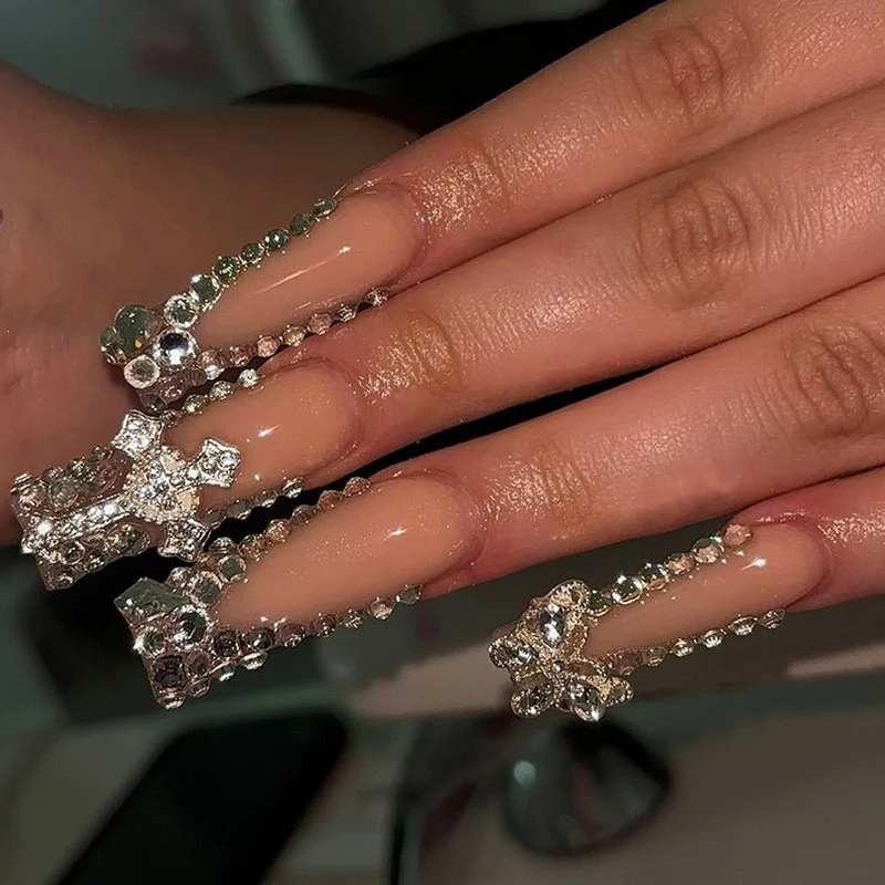 Glamouröses Kunstnagelset mit 3D-Schleifen und Glitzerdetails Brehn