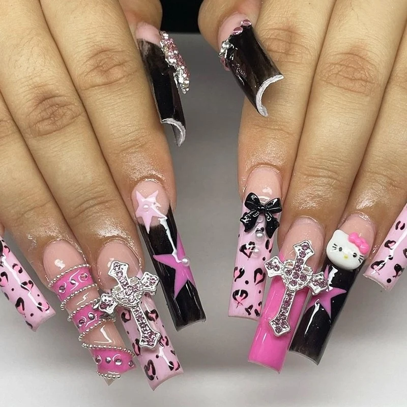 Glamouröses Kunstnagelset mit 3D-Schleifen und Glitzerdetails Brehn