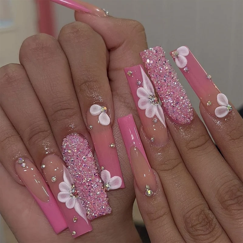 Glamouröses Kunstnagelset mit 3D-Schleifen und Glitzerdetails Brehn