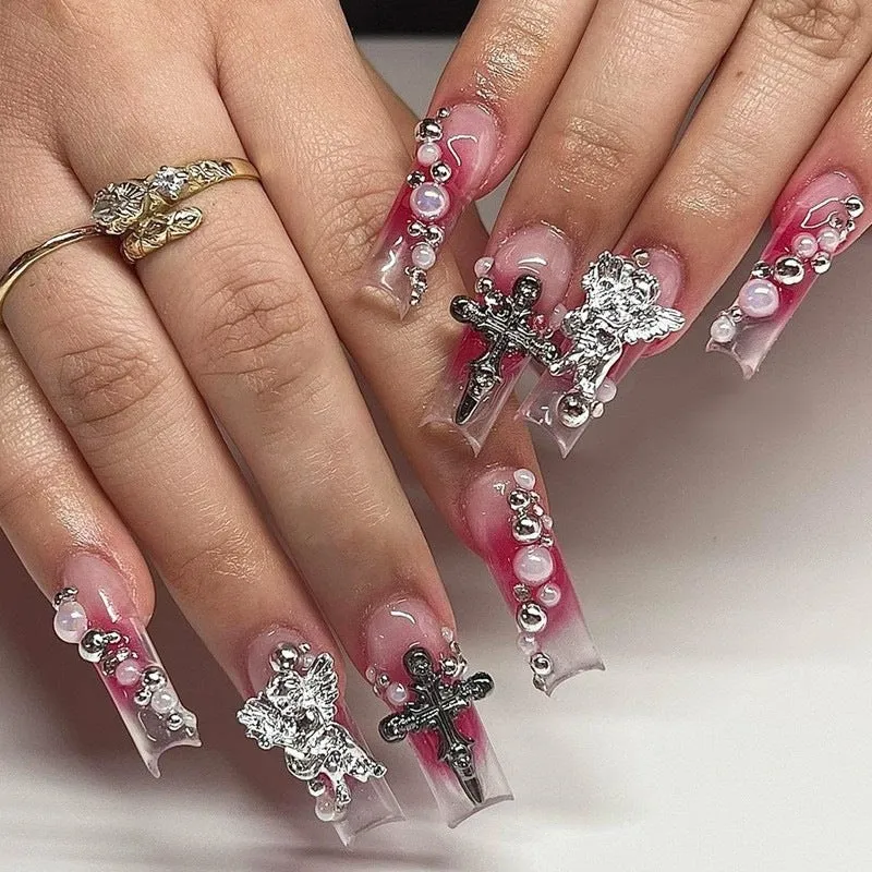 Glamouröses Kunstnagelset mit 3D-Schleifen und Glitzerdetails Brehn