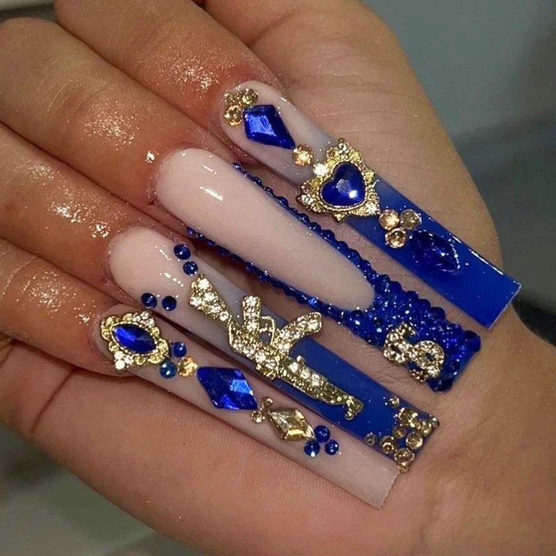 Glamouröses Kunstnagelset mit 3D-Schleifen und Glitzerdetails Brehn
