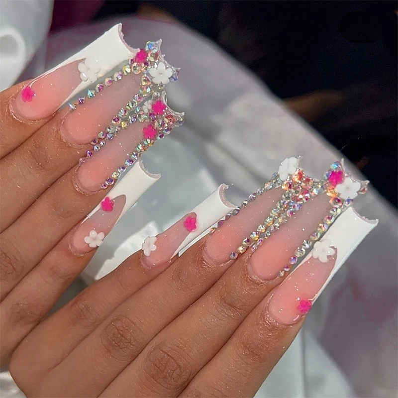Glamouröses Kunstnagelset mit 3D-Schleifen und Glitzerdetails Brehn