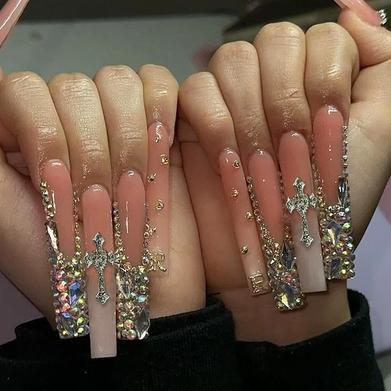 Glamouröses Kunstnagelset mit 3D-Schleifen und Glitzerdetails Brehn