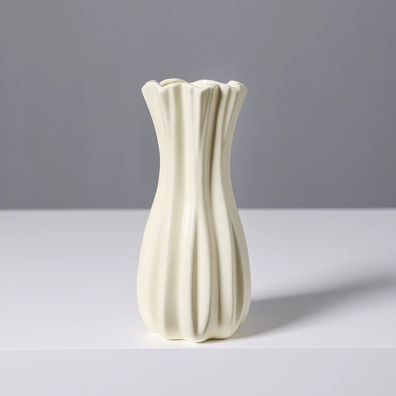 Elegante geriffelte weiße Keramikkaraffe Brehn