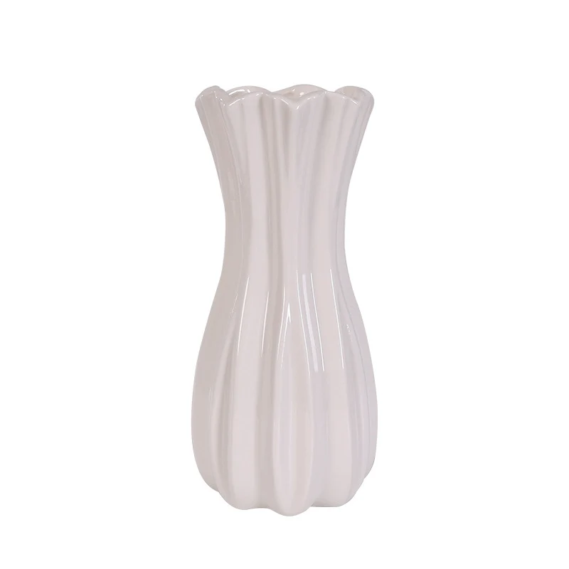 Elegante geriffelte weiße Keramikkaraffe Brehn