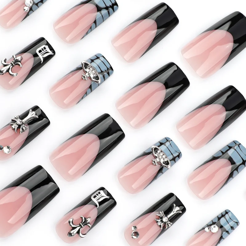 Glamouröses Kunstnagel-Set mit kunstvollen Verzierungen Brehn