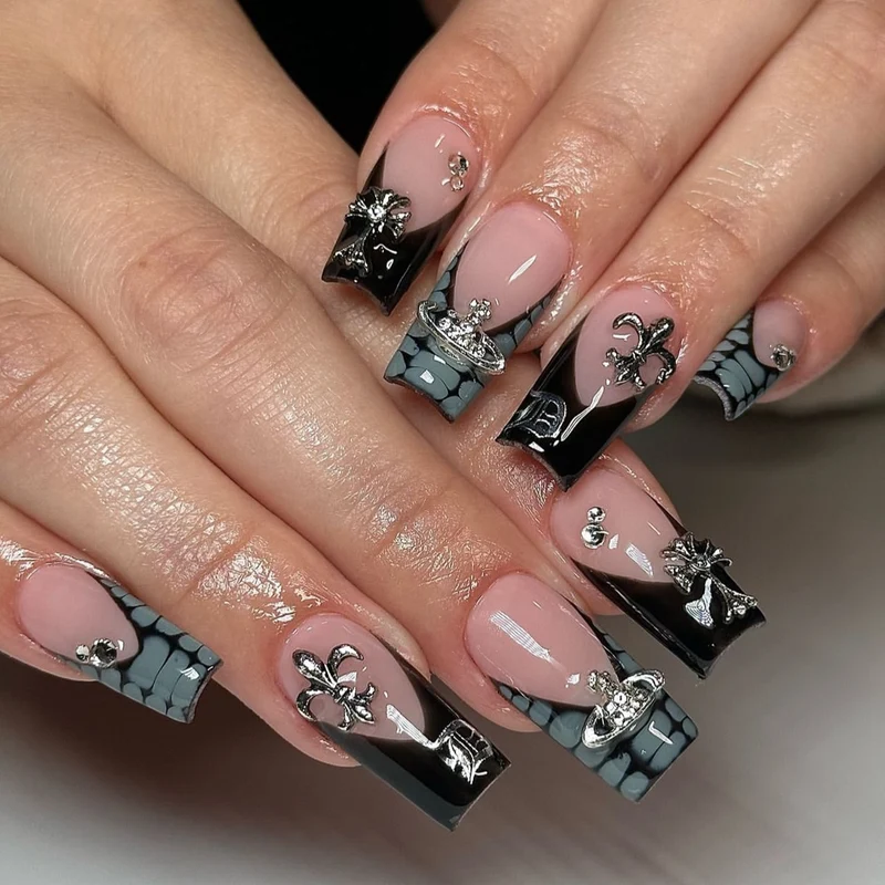 Glamouröses Kunstnagel-Set mit kunstvollen Verzierungen Brehn