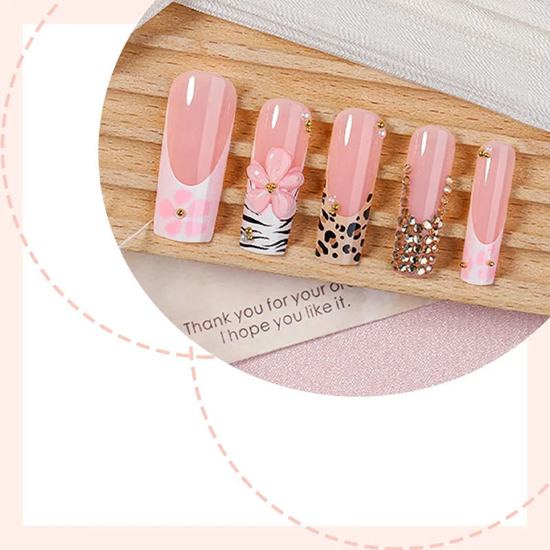 Glamouröse Kunstnagelset mit floralen und tierischen Designs Brehn
