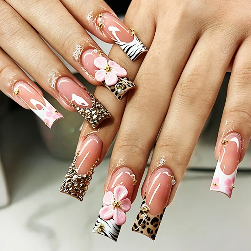 Glamouröse Kunstnagelset mit floralen und tierischen Designs Brehn