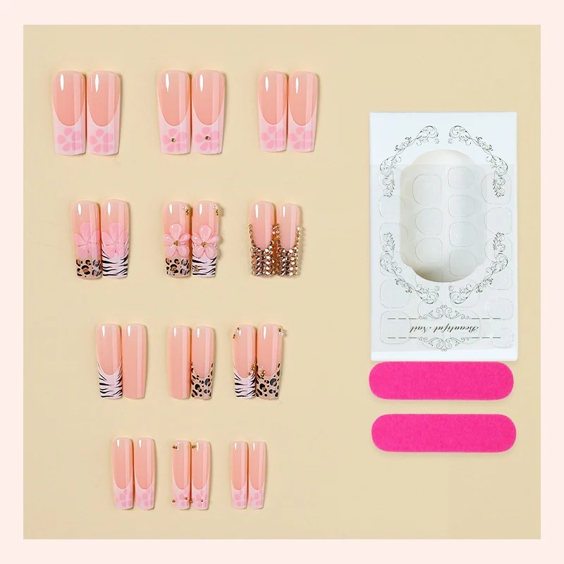 Glamouröse Kunstnagelset mit floralen und tierischen Designs Brehn