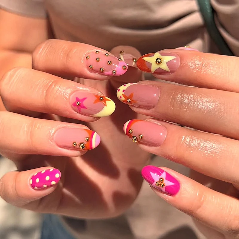 Glamouröse Kunstnägel mit kreativem Design und goldenen Akzenten Brehn