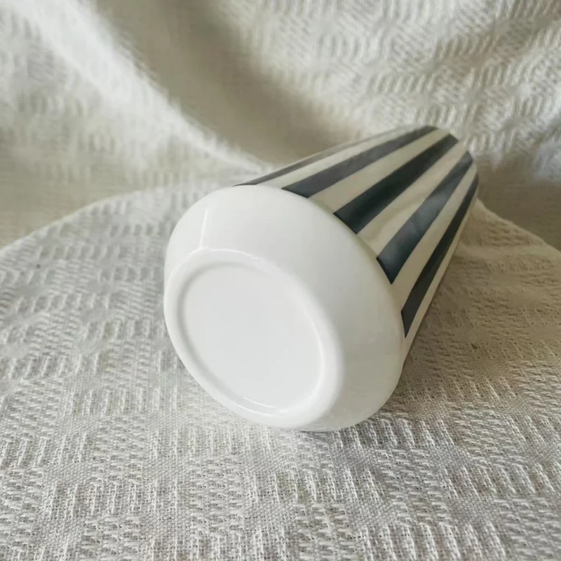Moderne gestreifte Keramiktasse Brehn