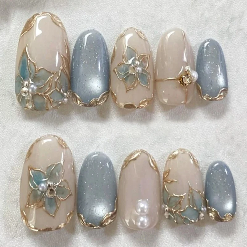 Glamouröse Kunstnägel mit floralen Designs Brehn