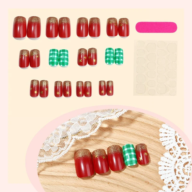 Festliches Kunstnagelset mit Glitzer- und Weihnachtsmotiven Brehn