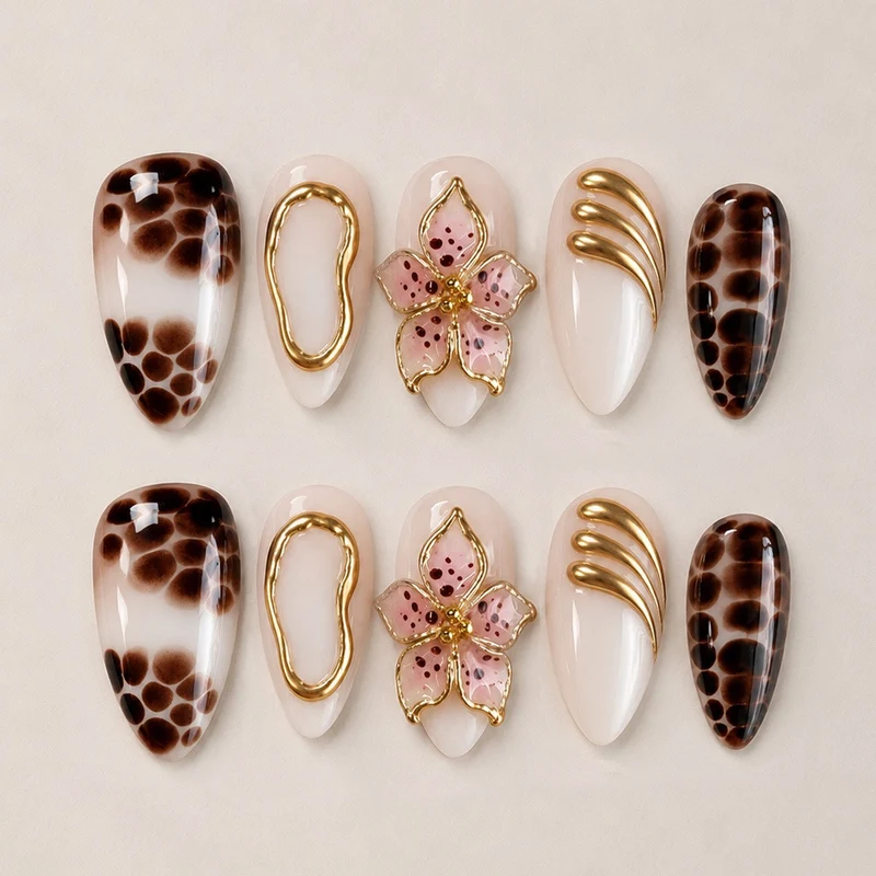 Exquisites Kunstnagelset mit Glamourösen Akzenten Brehn