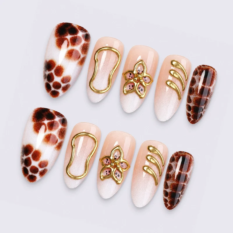 Exquisites Kunstnagelset mit Glamourösen Akzenten Brehn