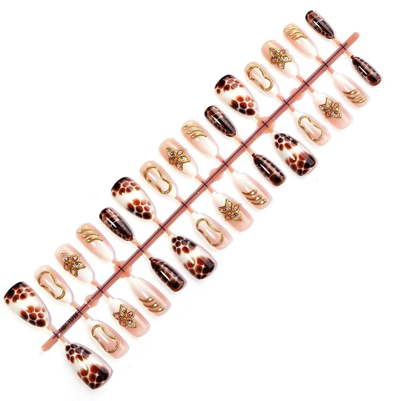 Exquisites Kunstnagelset mit Glamourösen Akzenten Brehn
