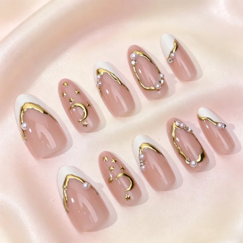 Exquisites Kunstnagelset mit feinen 3D-Verzierungen und eleganten Akzenten Brehn