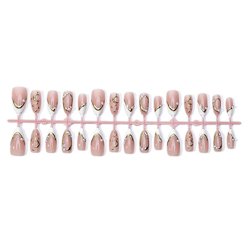 Exquisites Kunstnagelset mit feinen 3D-Verzierungen und eleganten Akzenten Brehn