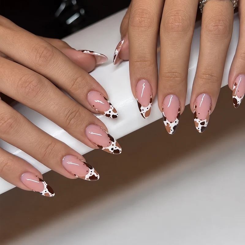Exquisites Kunstnagelset mit eleganten Kaffeeflecken-Design Brehn