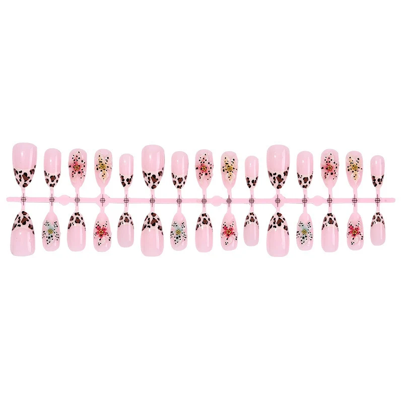 Exquisite Kunstnagel-Set mit floralem und tierischem Design Brehn