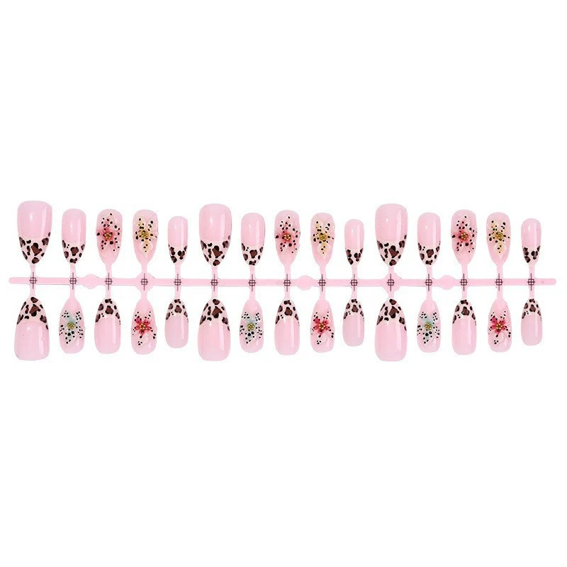 Exquisite Kunstnagel-Set mit floralem und tierischem Design Brehn