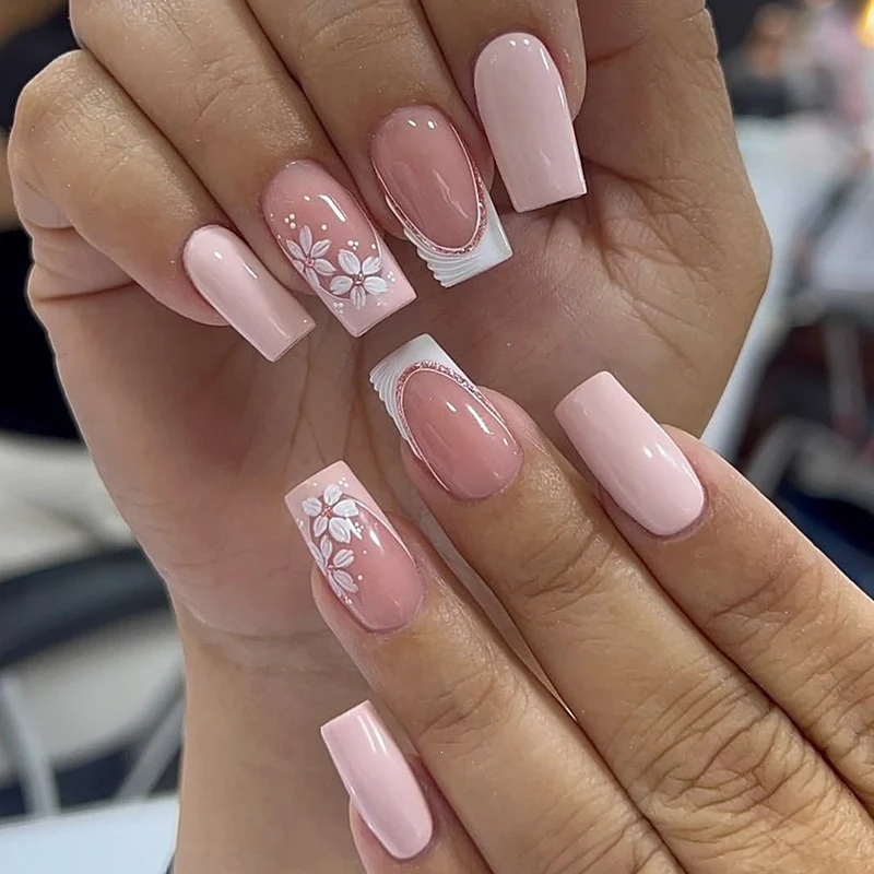 Elegantes Kunstnagelset mit zarten Blumen-Design und Hochglanz-Finish Brehn