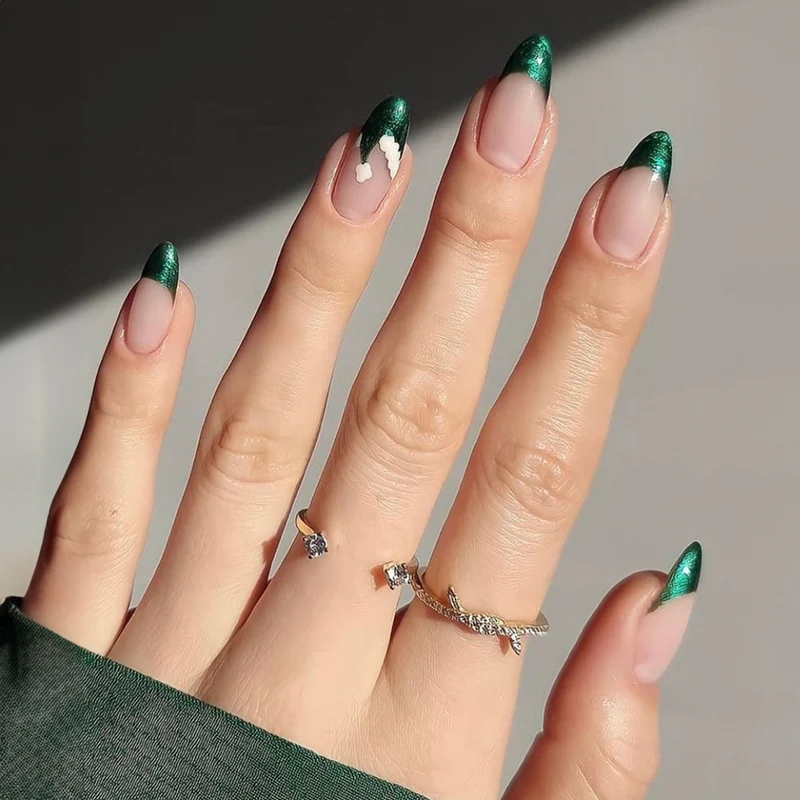 Elegantes Kunstnagelset mit strahlend grünen French-Spitzen Brehn