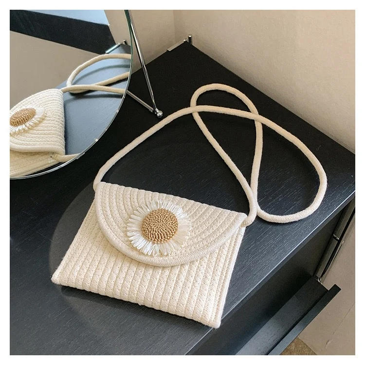 Moderne Umhängetasche mit Blumenapplikation Skanto
