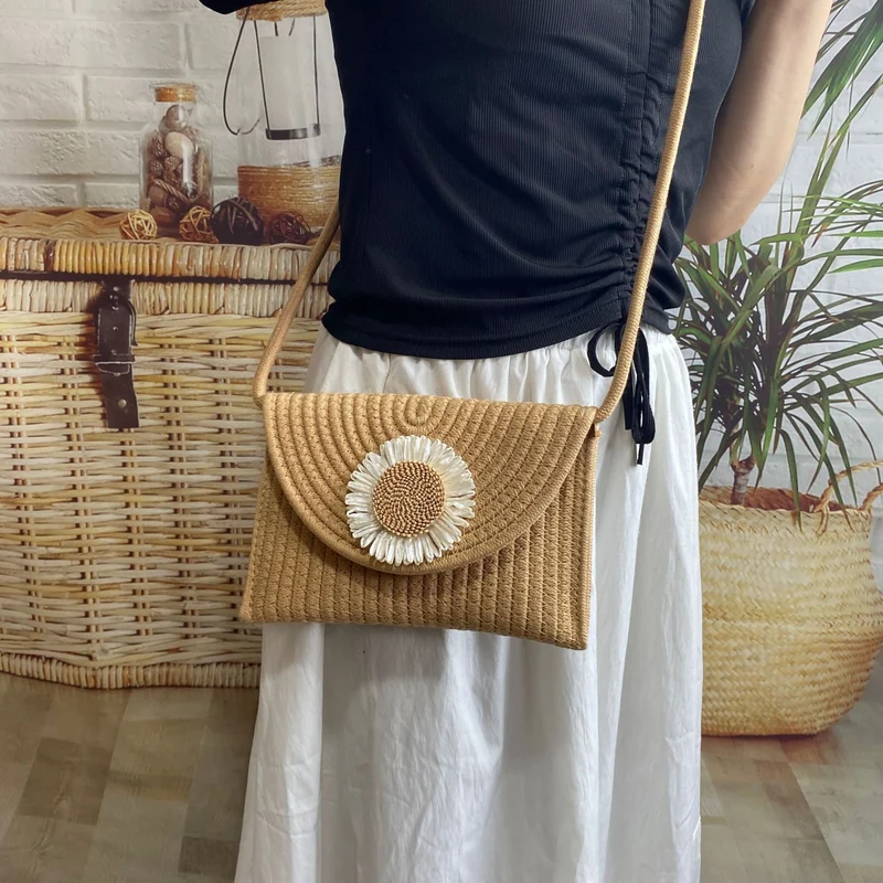 Moderne Umhängetasche mit Blumenapplikation Skanto