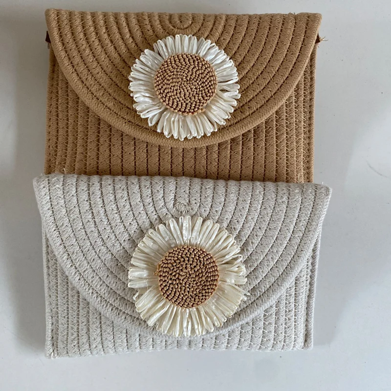 Moderne Umhängetasche mit Blumenapplikation Skanto