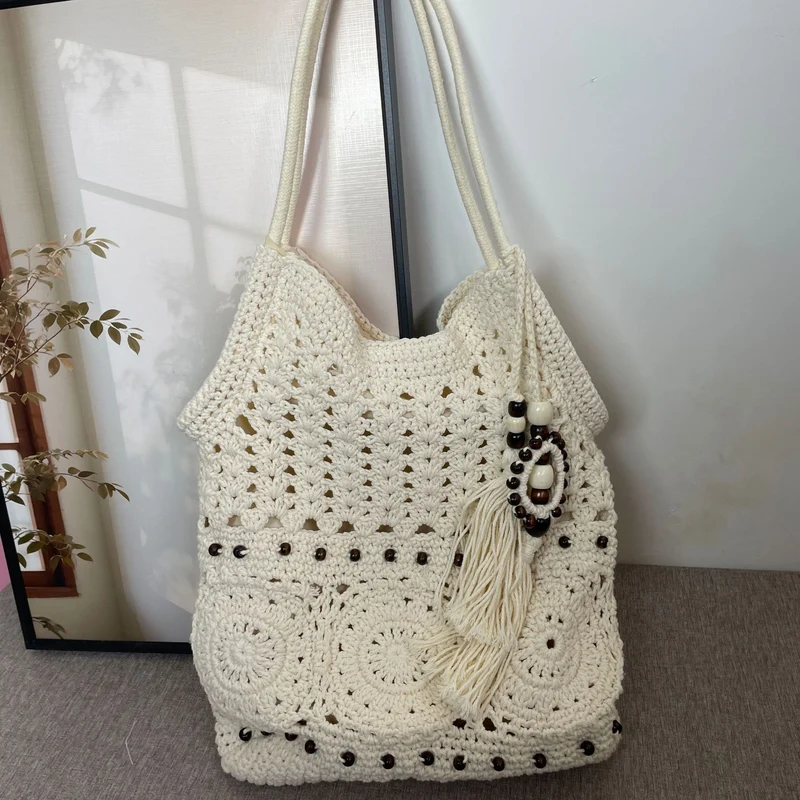 Moderne Makramee-Tasche mit detaillierten Perlenverzierungen Skanto