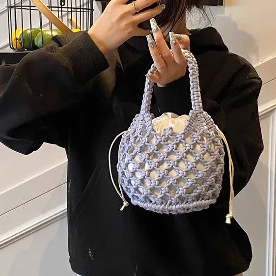 Moderne Handtasche aus gewebtem Material Skanto