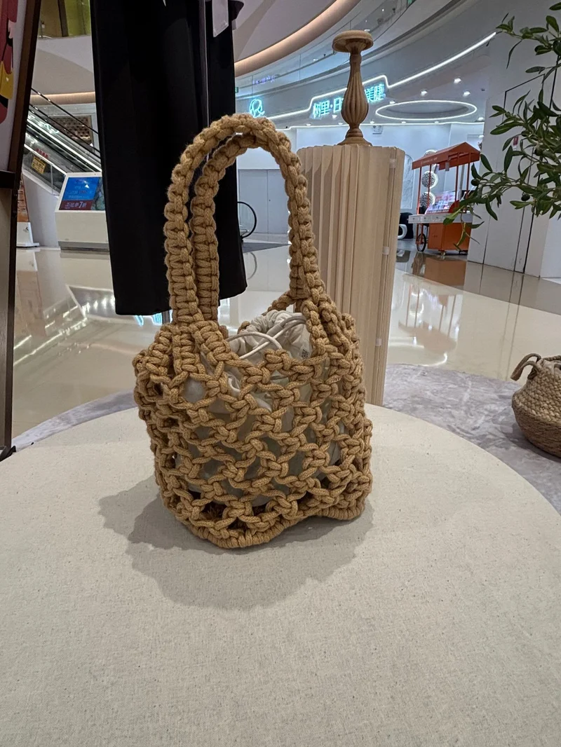 Moderne Handtasche aus gewebtem Material Skanto