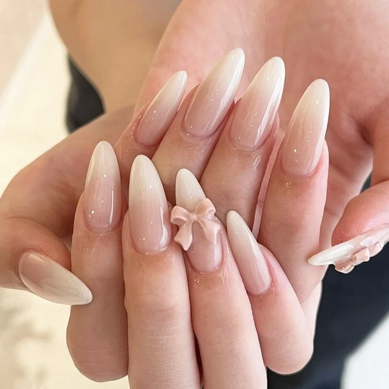 Elegantes Kunstnagelset mit luxuriösem Ombre-Effekt und zarten Schleifenakzenten Brehn