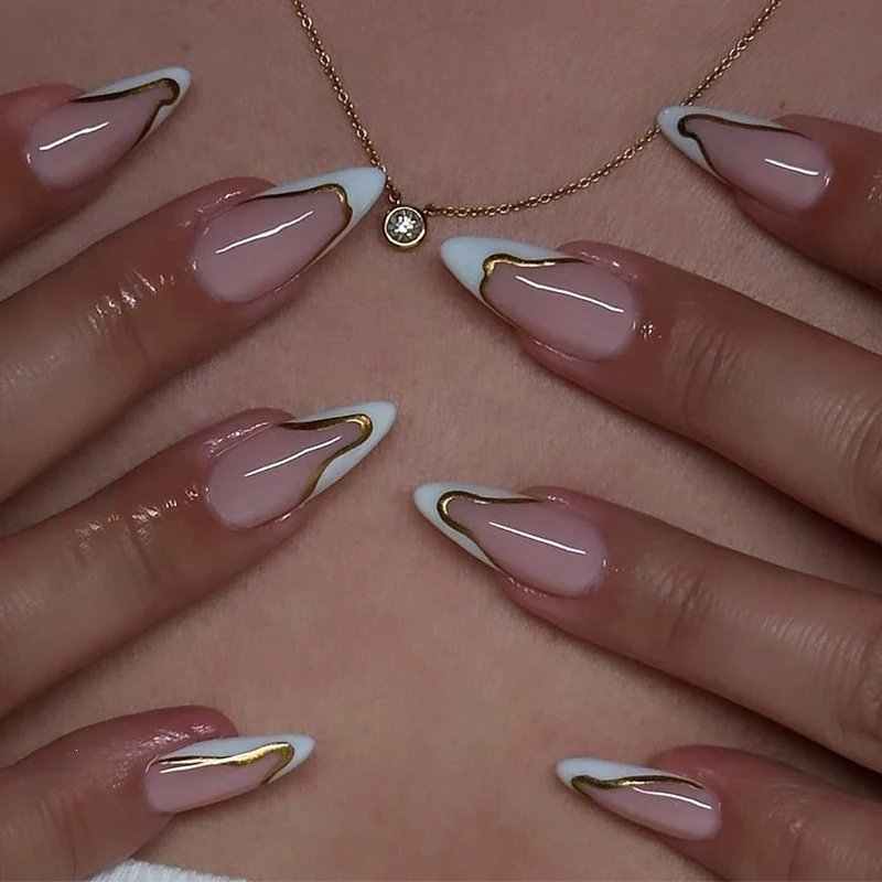 Elegantes Kunstnagelset mit Goldakzenten Brehn