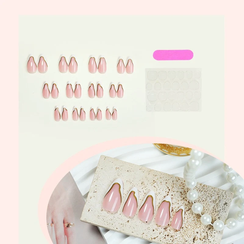 Elegantes Kunstnagelset mit Goldakzenten Brehn