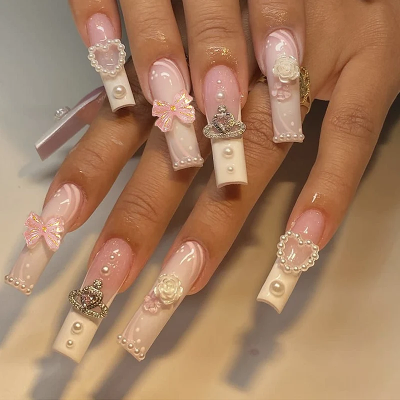 Elegantes Kunstnagelset mit Glitzer- und Blumenakzenten Brehn