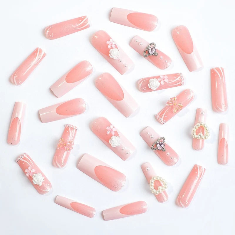 Elegantes Kunstnagelset mit Glitzer- und Blumenakzenten Brehn