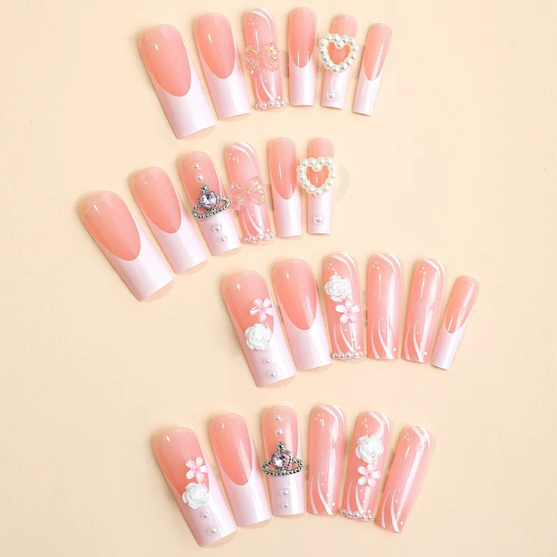 Elegantes Kunstnagelset mit Glitzer- und Blumenakzenten Brehn