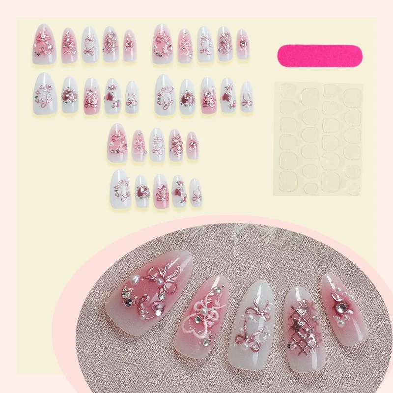 Elegantes Kunstnagelset mit floralen und Glitzerdetails Brehn