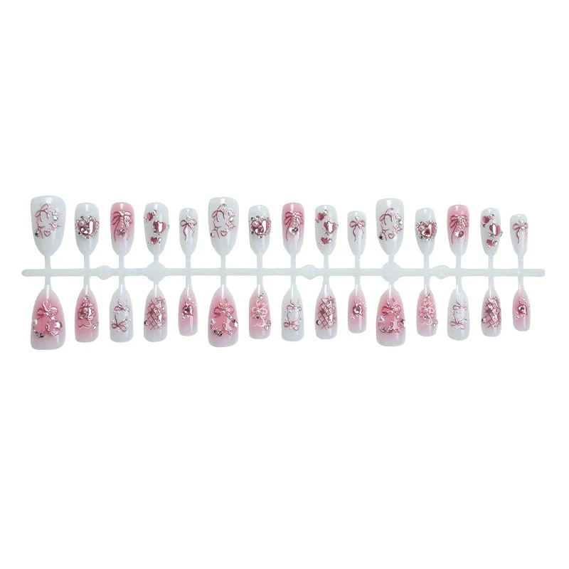 Elegantes Kunstnagelset mit floralen und Glitzerdetails Brehn