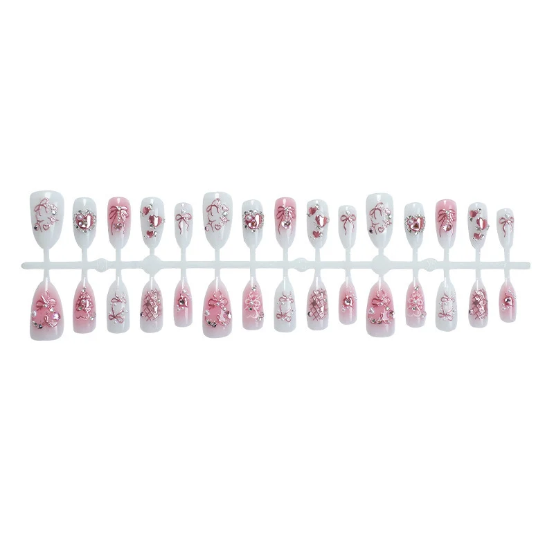 Elegantes Kunstnagelset mit floralen und Glitzerdetails Brehn