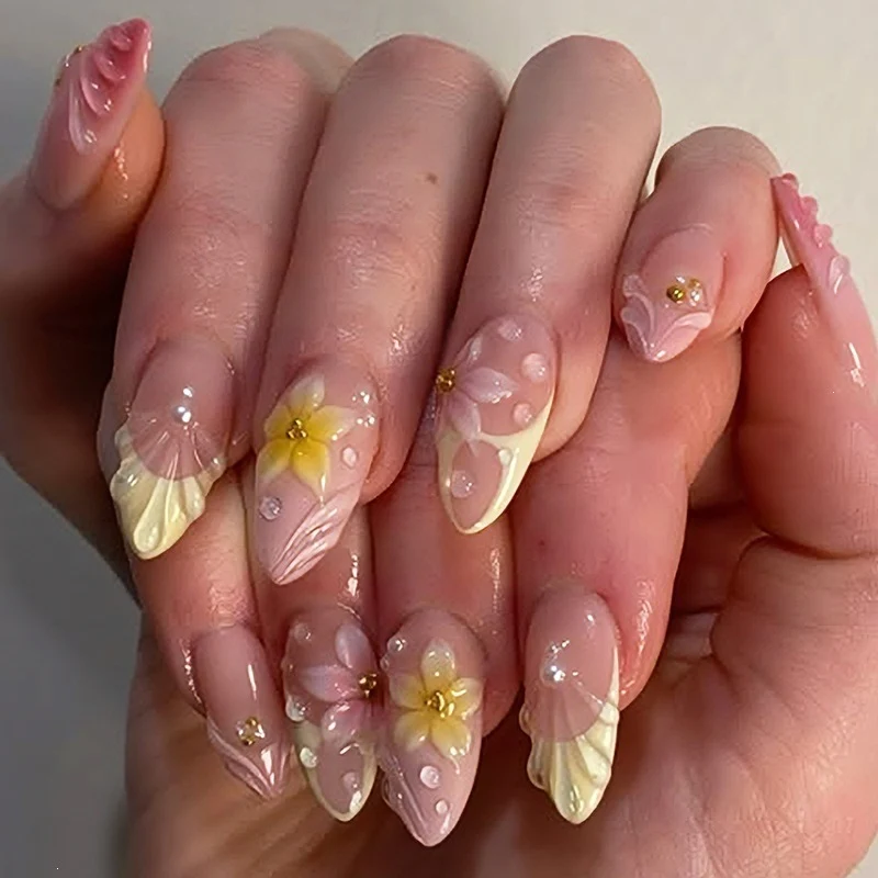 Elegantes Kunstnagelset mit floralen und glamourösen Akzenten Brehn