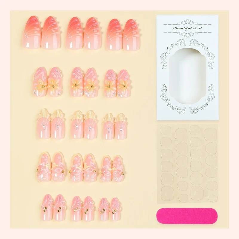 Elegantes Kunstnagelset mit floralen und glamourösen Akzenten Brehn