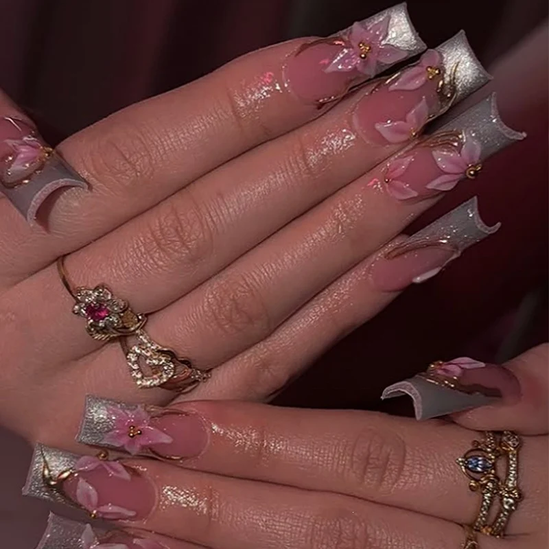Elegantes Kunstnagelset mit floralen Designs und Glitzerakzenten Brehn