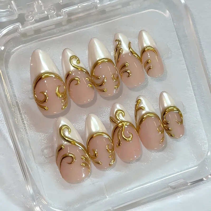 Elegantes Kunstnagelset mit filigranen Goldakzenten Brehn