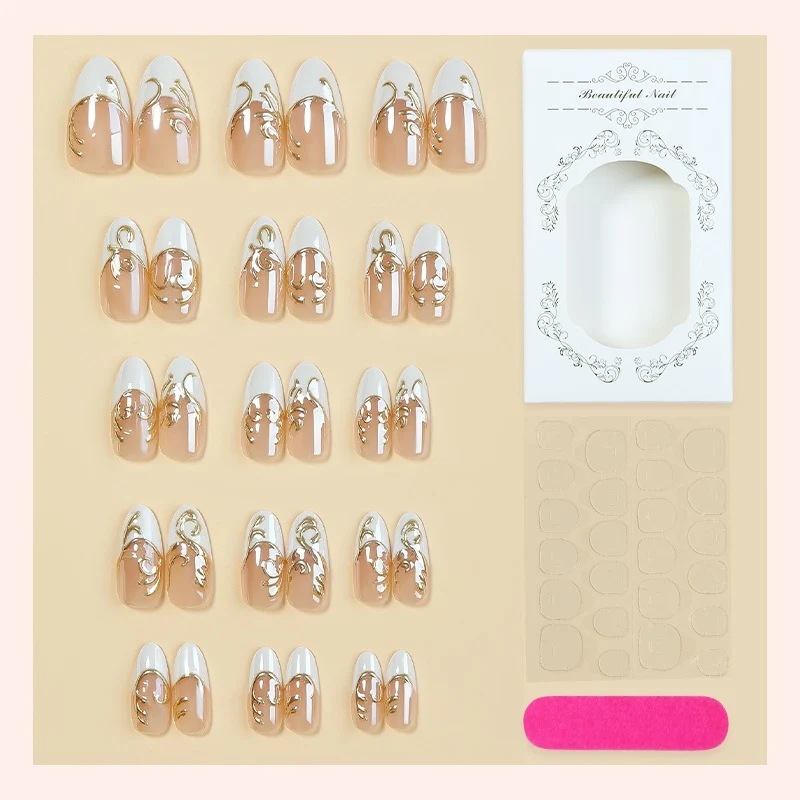 Elegantes Kunstnagelset mit filigranen Goldakzenten Brehn
