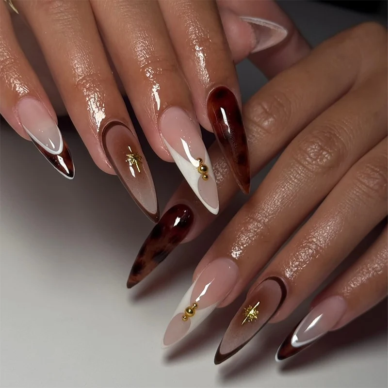 Elegantes Kunstnagelset mit erlesenen Mustern und glitzernden Akzenten Brehn